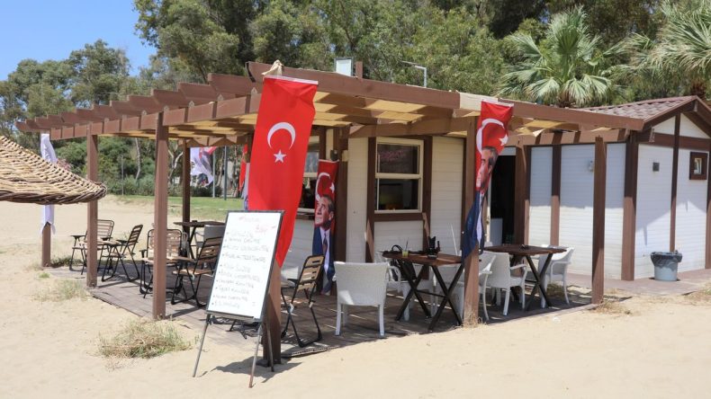 İzmir’in ünlü sahilinde yeni bir mekan: Şezlong ve şemsiye kiralama, lezzetli yemekler