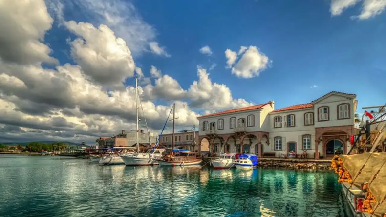İzmir Urla’da Mahkemeden Satılık Avlulu Kargir Ev