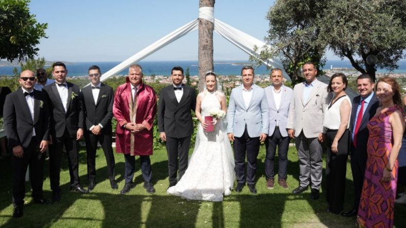 İzmir'in tanınmış isimleri bu düğünde buluştu: CHP’li Pelin Karasakal evlendi, nikah şahitliğini Övünç Demir yaptı