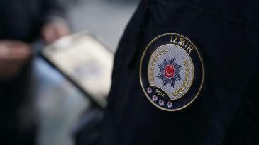 İzmir'de b&uuml;y&uuml;k operasyon: &Uuml;&ccedil; polis memuru tutuklandı
