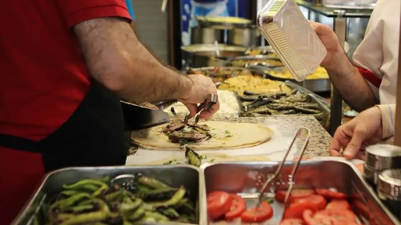 İzmir'de Kompostonun Kaşıkta Durmadığı Lokanta: 86 Yıllık Bir Tarihi Var