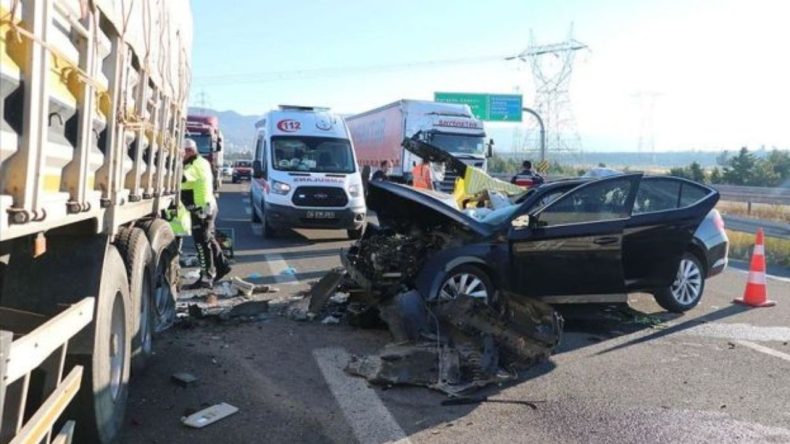 İzmir'de otomobil tıra çarptı: 3 kişi yaralandı