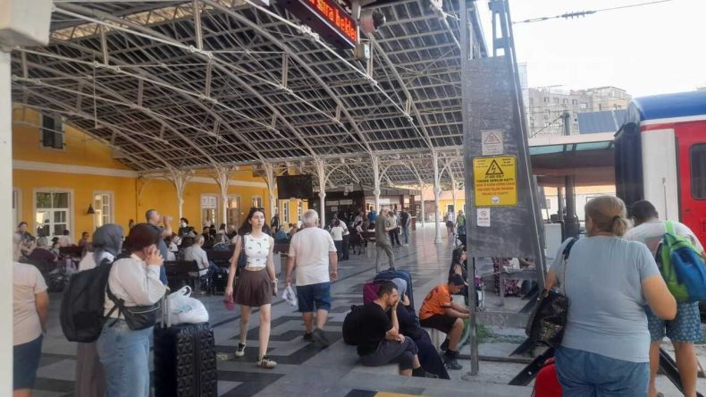 İzmir'de Tren Gecikmesi Krizi: Bilet İadesi İçin '2 Saat' Bekleniyor