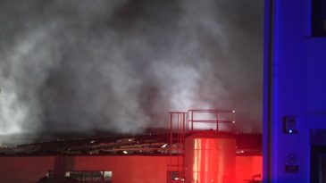 İzmir'de T&uuml;yler &Uuml;rperten Anlar: Cam Fabrikasında Yangın &Ccedil;ıktı