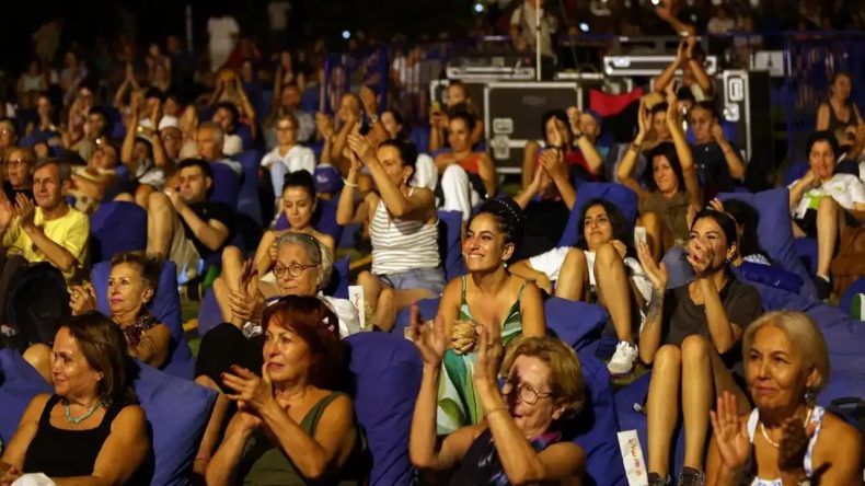 İzmir'de Yaz Coşkusu: 1 Temmuz-26 Ağustos Tarihleri Arasında Çim Konserleri Başlıyor
