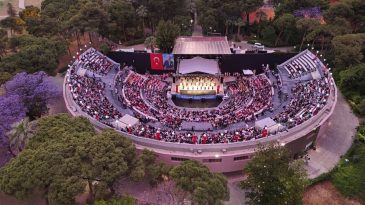 İzmir’de 450 dansçıdan renkli gösteri: Konak’ta halk oyunları rüzgarı esti