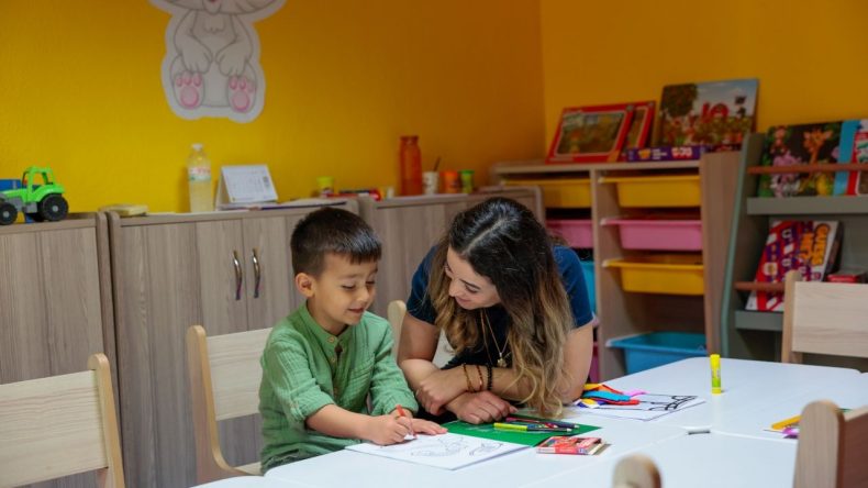 İzmir’de Anneleri Rahatlatan Proje: Saatlik Oyun Evi Açıldı