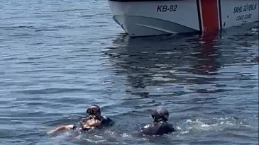 İzmir’de Ayakkabısını Almak İsterken Denize Düşen Genç Durumu Ağır