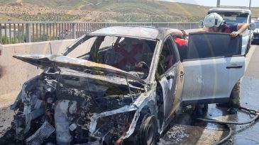 İzmir’de Bayram Trafiğinde Korkutan Yangın: Otoyolda Araç Alev Aldı