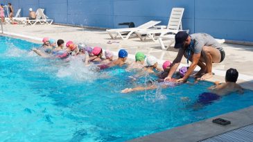 İzmir’de Çocuklar İçin Yüzme Kursu: Kayıtlar Devam Ediyor!