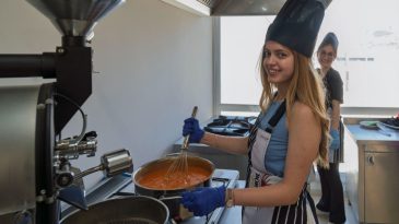 İzmir’de Eğitim Mutfakta Gerçekleşiyor: Gençler, Yemeği Hayattan Öğreniyor