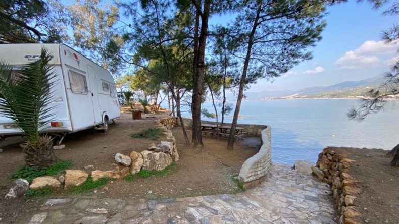 İzmir’de Ekonomik Kamp Alanı: Kalemlik Orman Kampı 2025 Fiyatları Neler? Ulaşım Nasıl Sağlanır?