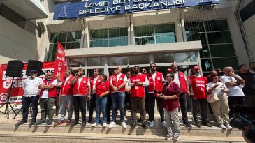 İzmir’de grev devam ediyor | Topal: İlçe belediye başkanları kendi çöplüğüne baksın!