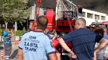İzmir’de Hastane Civarında Endişe Verici Yangın: Büyükşehir Zabıtası Hızla Hareket Geçti