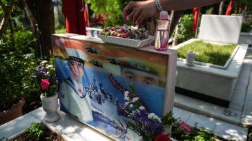 İzmir’de Hüzünlü Bayram: Şehit Aileleri Kabirleri Ziyaret Etti