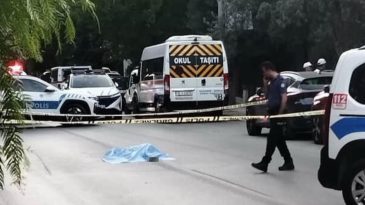 İzmir’de korkunç olay: Akan trafikte yola yatan kadının üzerinden 2 araba geçti
