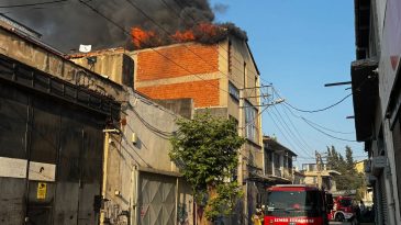 İzmir’de Korkutan Yangın: İtfaiye Ekiplerinin Müdahalesi Devam Ediyor!