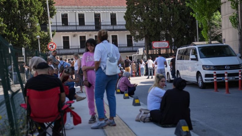 İzmir’de LGS Heyecanı Yaşanıyor: Öğrenciler Sınavda, Veliler Dışarıda