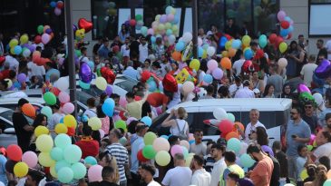 İzmir’de Miniklerin Hayali Gerçekleşti: Yüzlerce Balon Gökyüzüne Salındı
