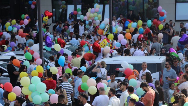 İzmir’de Miniklerin Hayali Gerçekleşti: Yüzlerce Balon Gökyüzüne Salındı