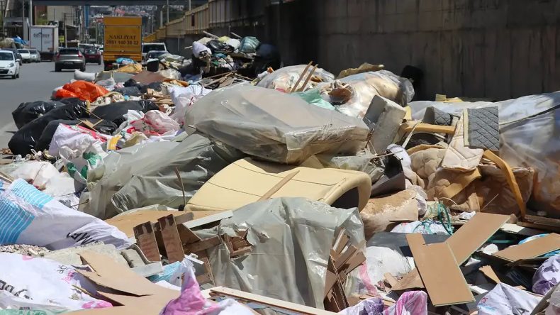 İzmir’de Mobilya Atıkları Tepkileri Beraberinde Getirdi
