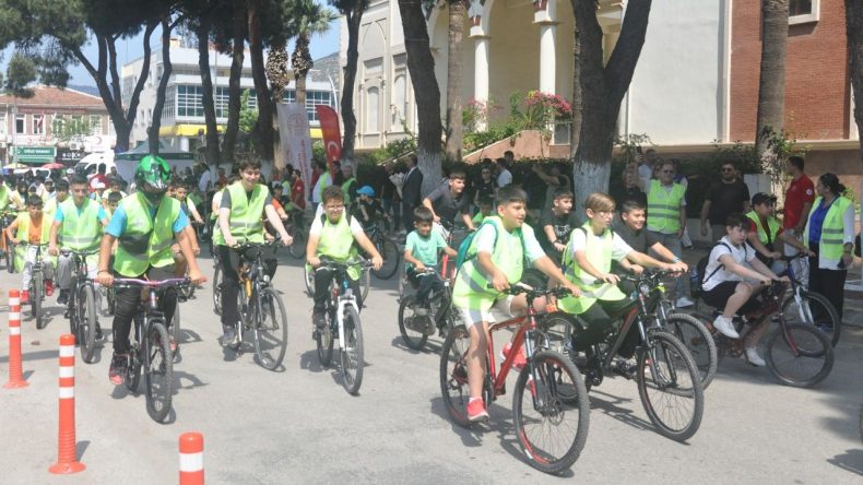 İzmir’de Sağlıklı Bir Yaşam İçin Pedallama Etkinliği: 350 Sporcu Bir Araya Geldi!