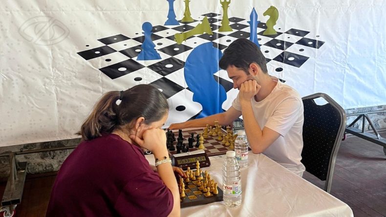 İzmir’de Satranç Turnuvasında Hamleler Engelleri Aştı