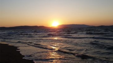 İzmir’de Sığ Denizi ile Güvenli Plaj: Çamlıçay Halk Plajı’na ESHOT ile Ulaşım Yöntemleri