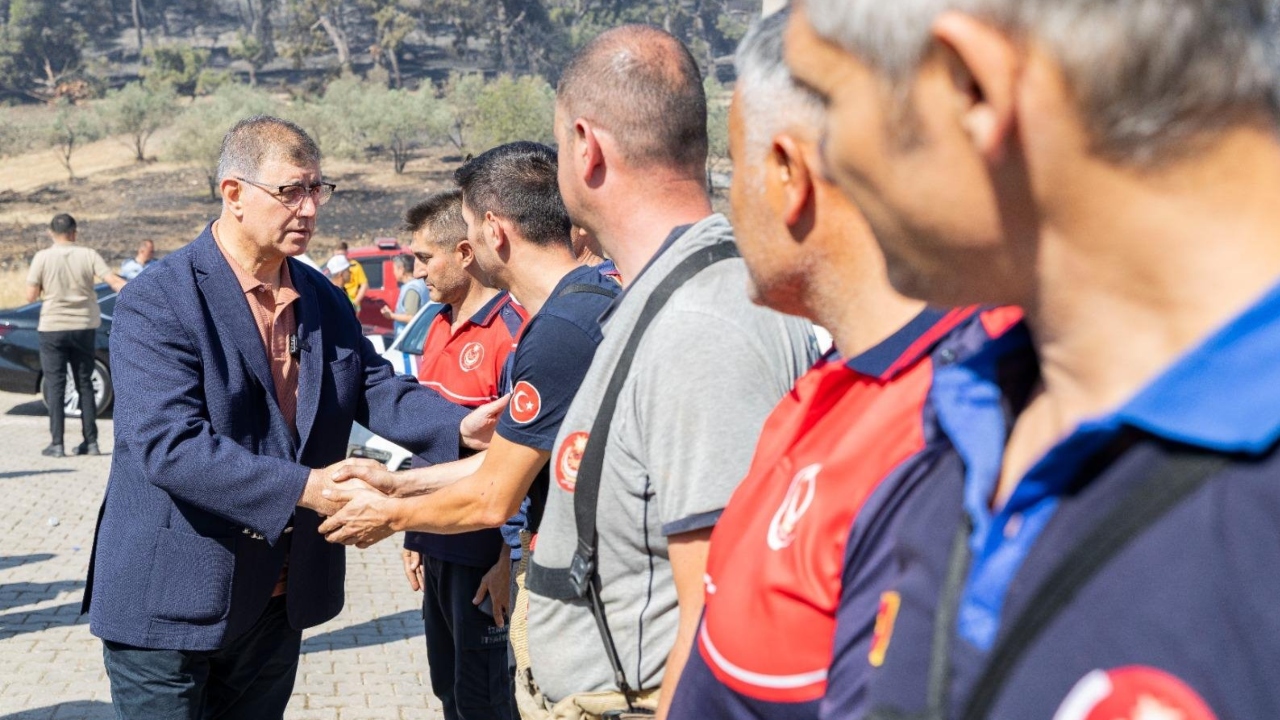 Başkan Tugay incelemelerde bulunuyor