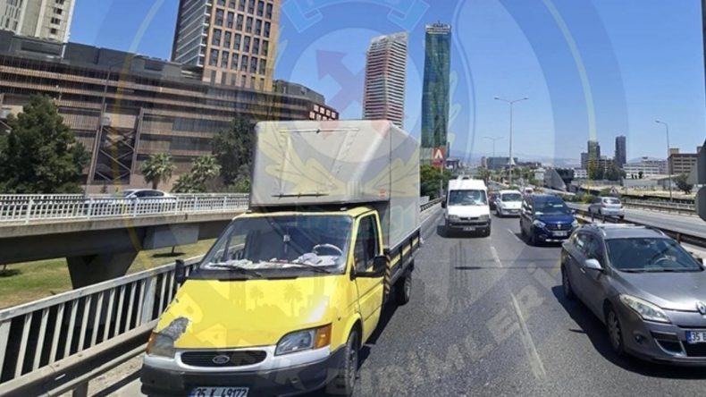 İzmir’de Trafik Lakanlığı: Ankara Caddesi’ndeki Araç Arızası Yolculukları Etkiliyor