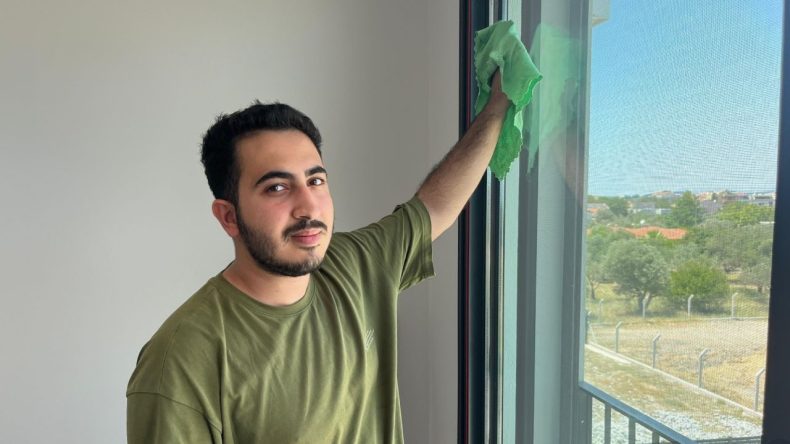 İzmir’de Üniversite Öğrencilerinden Temizlik Hizmeti: Öğrenci İşleri Temizlik