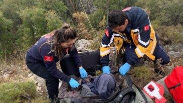 İzmir’de Yamaç Paraşütü Kazası: Pilot Yaralandı