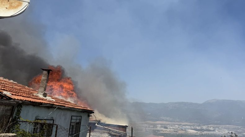 İzmir’de Yangın Faciası Önlenerek Ev ve Depo Küle Dönüşmekten Kurtarıldı