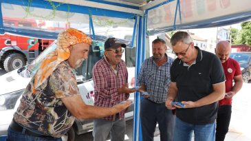 İzmir’de Yerel Üretime Destek: Karpuz Tohumları Dağıtıldı