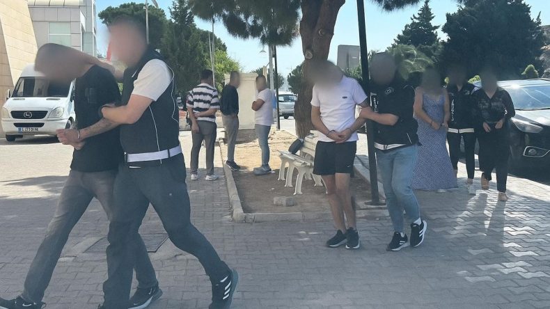 İzmir’de Zehir Tacirlerine Baskın: 3 Şüpheli Tutuklandı