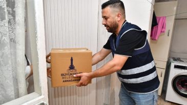 İzmir’den Vatandaşa Destek: 1000 TL’lik Nakdi Yardım ve Gıda Kolisi Dağıtımı