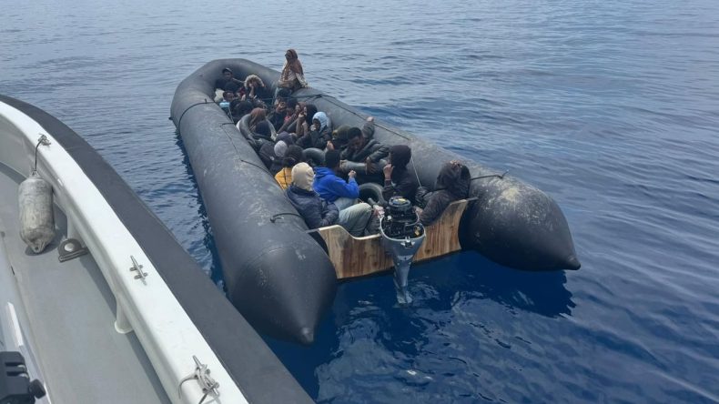 İzmir’den Yurt Dışına Gitmeye Çalışan Düzensiz Göçmenler Kurtarıldı