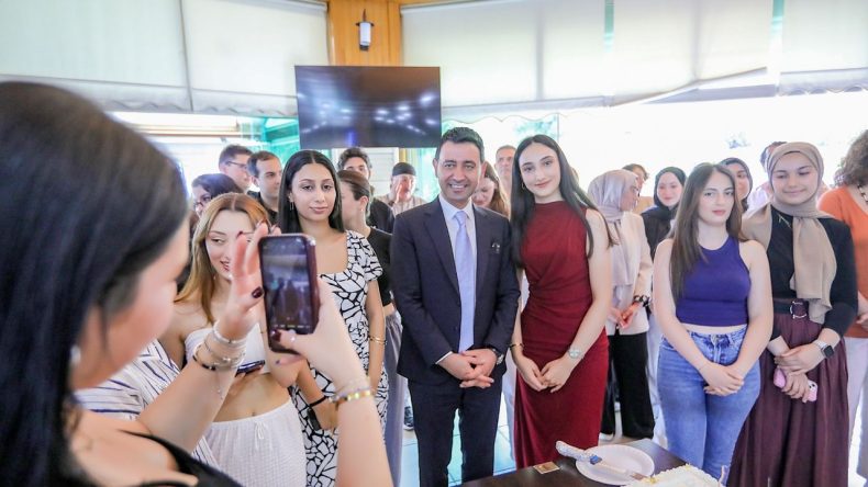 İzmirli Gençler Sınav Öncesi Moral Doldurdu: Başkan Önal, Öğrencilerle Buluştu