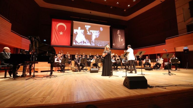 İzmir’de Cumhuriyetin Divası’na Saygı Duruşu: Anma Konseri Düzenlendi