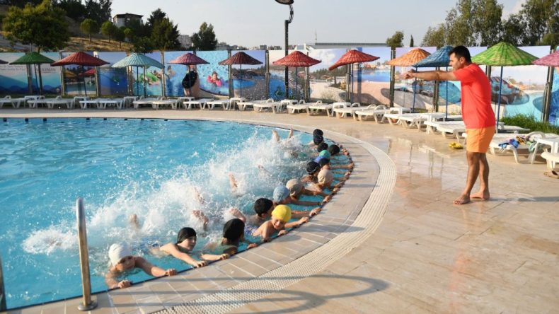 İzmir’de yaz dolu dolu geçecek: Özel gereksinimli çocuklara yönelik yüzme eğitimleri başlıyor