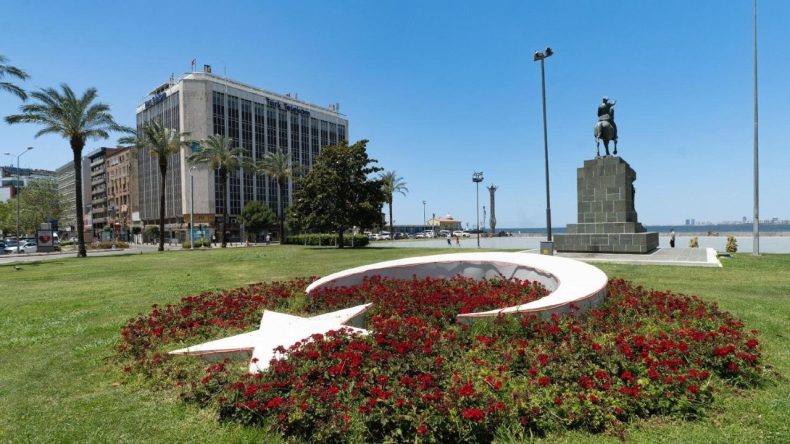 İzmir’e Yaz Geldi: Meydanlar 500 Bin Çiçekle Renkleniyor