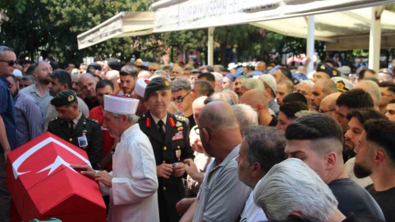Kalp krizi geçiren astsubay İzmir’de son yolculuğuna uğurlandı