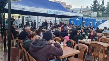 Konak’ta Ferdi Zeyrek Anısına Yemek İkramı