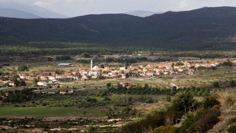 Korkuluklarla Mesaj Veren Bir Köy: İzmir’in Gizli Cenneti