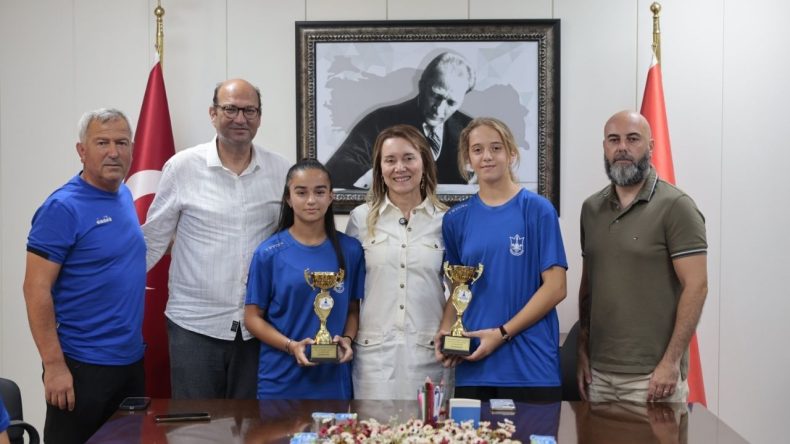 Kupayla geldiler: Konak Belediyespor’un Altın kızları Başkan’la buluştu