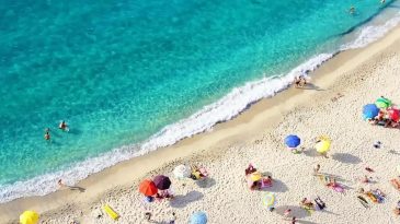 Maldivler’i Aramaya Gerek Yok: İzmir’de Ücretsiz Turkuaz Plaj