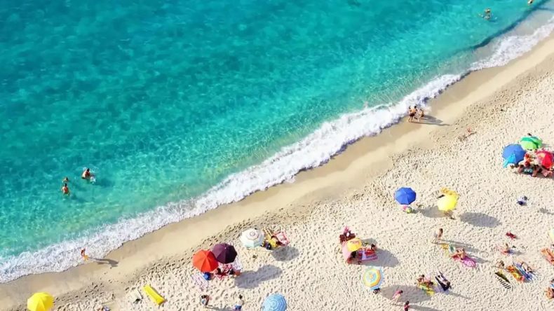 Maldivler’i Aramaya Gerek Yok: İzmir’de Ücretsiz Turkuaz Plaj
