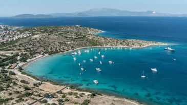 Masmavi cam gibi bir denizi var: İzmir’de yüzme bilmeyenler buraya gidiyor