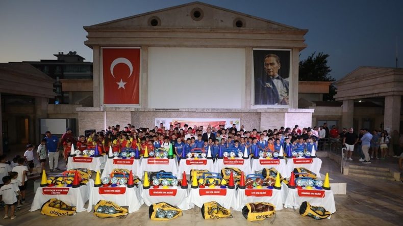 Menderes’te Spora Tam Destek: Amatör Kulüplere Malzeme Yardımı Yapıldı