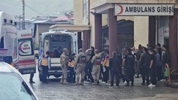 Midibüs Devrildi: 6 Asker Yaralandı